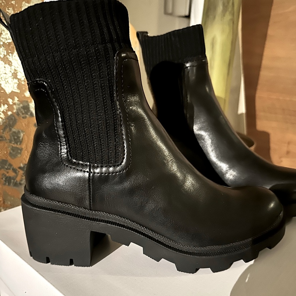 NWT STEVEN BOOTS